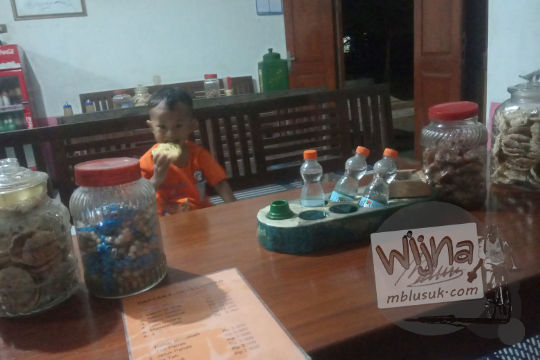 pengunjung bersantap di warung bakmi jawa bu sahid di bojong panjatan kulon progo